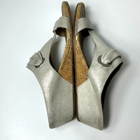 Donald Pliner Dionne Champagne Gold Metallic Leather Toe-Post Wedge Sandals Sz 8 - Picture 10 of 15